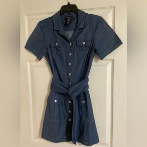 A-list denim short sleeve dress with pockets and sash, size 7/8